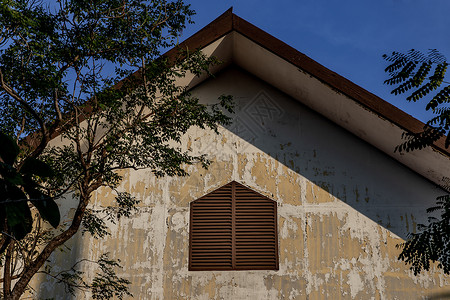 光线照耀在寺庙建筑中创造光影和深色阴影 暖色调和对比光线窗户艺术水泥回廊木头建筑学历史性文化建造教会背景图片