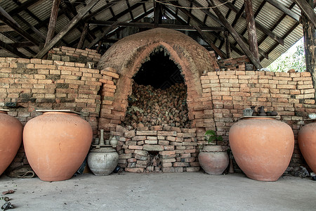 由旧砖炉制成的传统基兰陶瓷锅 用于陶器产品高清图片