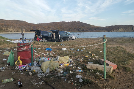 在海边人们在垃圾堆的背景下 放松一下背景图片