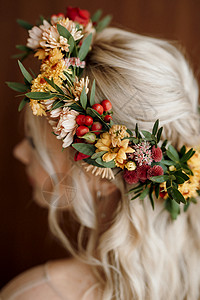 卡戴珊新娘头上戴着干鲜花的结婚花圈派对婚礼红色花朵金发女郎发型背景