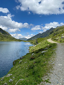 奥明马克奥地利施蒂里安陶恩岛吉格拉谢湖岸边的足迹高山旅行小路岩石踪迹远足旅游肺炎牧场天空背景