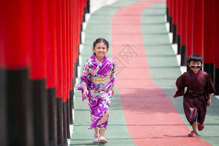 赏荷孩子两个和服里的小孩 走进圣殿红门 在日本花园里裙子女性戏服旅游文化传统寺庙宗教地标女士背景