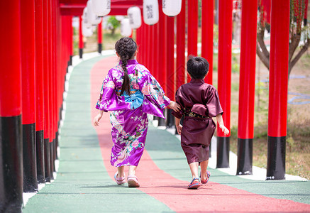 赏荷孩子两个和服里的小孩 走进圣殿红门 在日本花园里艺妓旅行人行道女性女孩女士神道小路传统建筑学背景