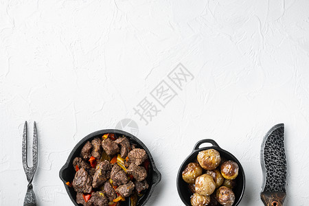 蒙古牛肉 酱油炖牛肉 铸铁煎锅 白石表面 顶视图平躺 带文字复制空间背景图片