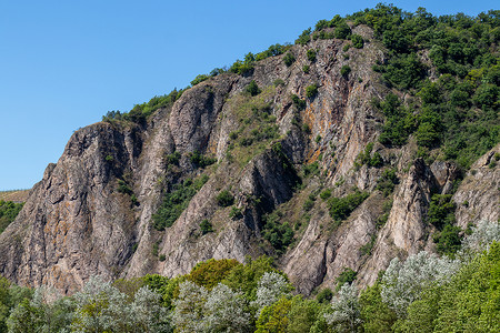 伍尔茨堡附近的 Rotenfels 美景编队山地块旅游地块岩石自然保护区绿色踪迹晴天植被背景