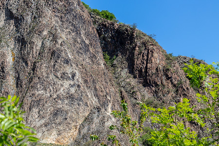 附近的 Rotenfels 美景爬坡旅游山地块蓝色岩石地质学晴天踪迹运动天空背景图片