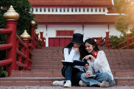 课后辅导宣传单两名年轻学生在课后与朋友一起在校园学习辅导 学习 教育 大学 学院 研究生概念背景