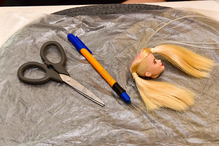 剪剪刀和桌上的自制工具 如何为娃娃做头发 爱好概念调色板文化衣服抛光配饰织物女性塑像玩具机器背景图片
