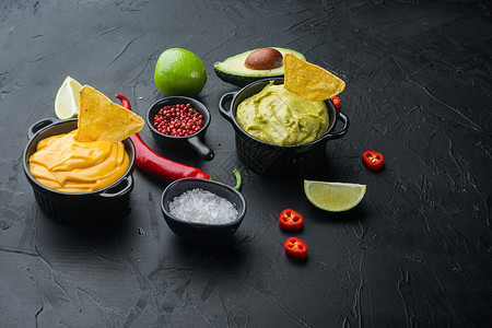 蘸酱乳瓜墨西哥传统墨西哥玉米卷的绿色瓜卡莫和黄奶酪酱 黑色背景 有复制文本的空间 Name奶油状敷料奶油奶制品背景