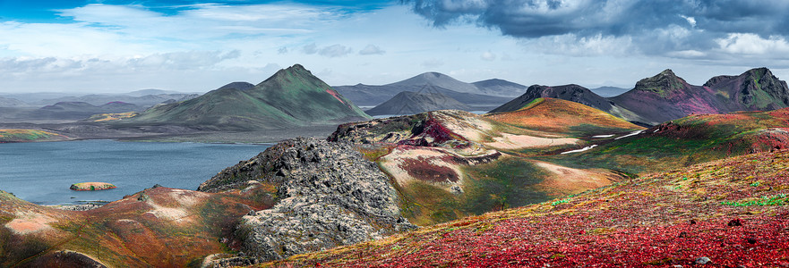 风云四面八方的彩虹火山 火山群 熔岩场 火山坑 水流和蓝天环礁湖冰岛 夏季全景荒野观光探索小路蒸汽远足营地登山地质学陨石背景