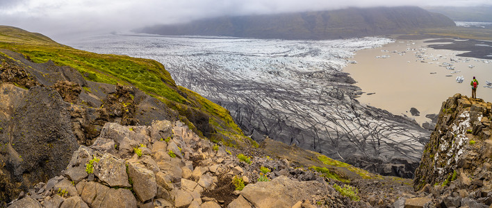 卡夫拉冰岛南部冰川及游客 在南冰岛的Skaftafel附近游荡火山峡谷吸引力苔藓戏剧性悬崖冰山全球观光旅行背景