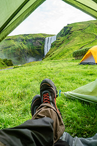 土地瀑布在著名的Skogarfos瀑布前搭帐篷的露营地点 夏季在冰岛徒步旅行生态远足环境吸引力山脉火山花朵背包场地自由背景