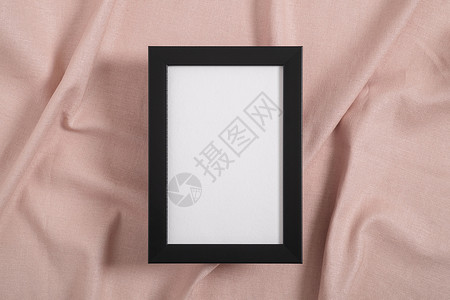 黑色图片框 粉红色纺织品上有白色模型背景图片