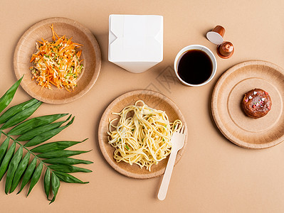 O型圈生态友好型可支配餐具 满满了棕色背景的食品用具产品杯子纸板午餐咖啡竹子食物木头浪费背景