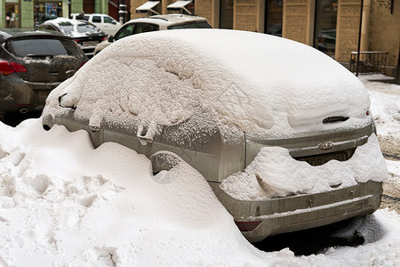 车在冬天的市街上满是积雪高清图片