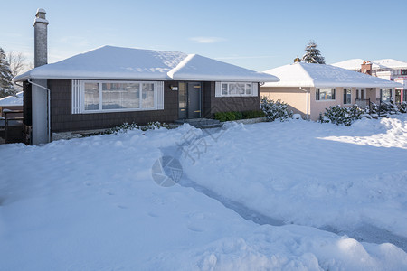 烟囱透明素材冬季在雪中的平均家庭住房数入口邻里财产烟囱住宅房子天空冻结窗户天气背景