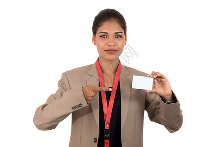 身份证空白拥有空白名片或身份卡的无白底身份证的笑脸商业妇女信用手臂微笑礼物女孩广告女士保真度卡片呼唤背景