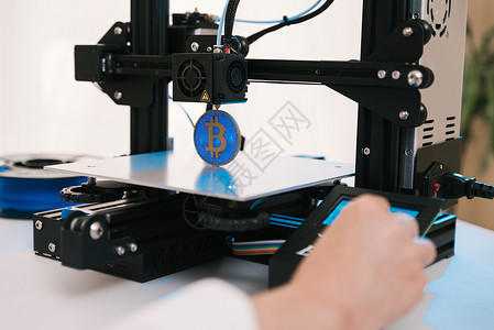 新一代 3D 打印机打印塑料部件 适用于狭小空间 办公室或私人使用背景图片