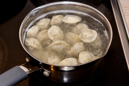 俄罗斯饺子煮沸产品高清图片