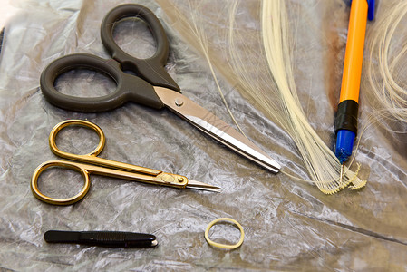 剪剪刀和桌上的自制工具 如何为娃娃做头发 爱好概念女性文化手绘调色板工艺玩具衣服手工织物抛光背景图片
