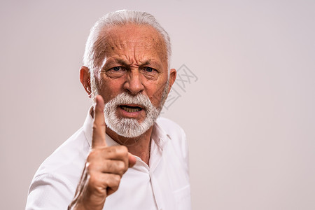 高级男子老年权威性白色人士挫折首席成人衬衫皱纹手指背景图片