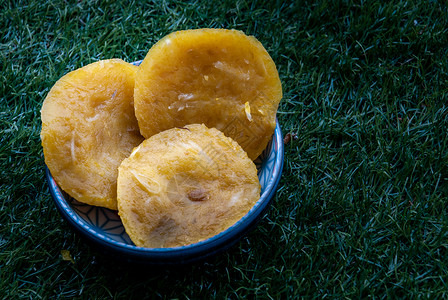 椰浆粉蒸南瓜饼 是泰国当地的甜点 香甜 柔软 美味 由南瓜 糖 面粉 木薯粉 椰丝 盐和椰奶制成 味道鲜美农业牛奶烹饪椰子叶子蛋糕香蕉背景