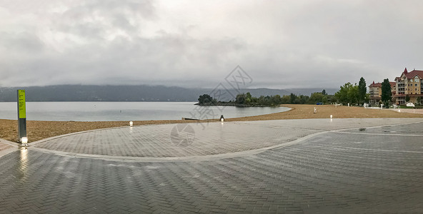 Kelowana海滩的全景 暴风雨当天背景图片