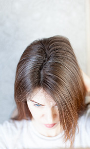 长白发女人的头头有灰色头发的分离 女人会做头发洗发水金发女郎香脂化妆品理发师成人治疗护理金发白发背景