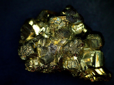 黄金假Pyrite 显微镜下的矿物疗法正方形傻瓜宏观矿物学金属康复立方体假金黄金背景
