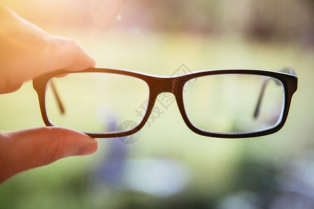 感知概念 在户外持有黑眼镜风镜智力眼睛黑色背景图片