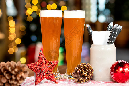 圣诞啤酒啤酒杯 圣诞节杯 新年玩具 装饰品 有bokoh背景的礼品背景