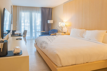 阿联酋酒店配有电视和大床的豪华酒店房间桌子房子旅行窗帘奢华寝具住宅地毯卧室睡眠背景