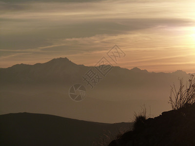 山上的日落 美丽的风景太阳天空生态天顶山脉露天背景图片