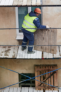 建造者安装木制脚架 以整修旧房子建筑学项目框架长袍天空材料安全工作木材装修背景图片