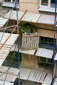 建造者安装木制脚架 以整修旧房子工程财产长袍脚手架框架基础设施木材装修材料工作背景图片