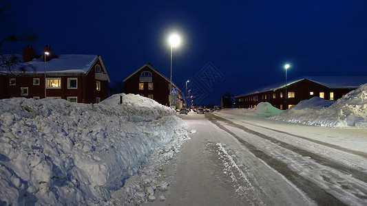 位于瑞典基律纳市中心的一条雪路之一小路天气公园国家太阳山脉旅游运输爬坡顶峰背景