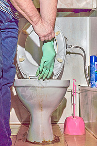 旧的脏洗手碗 准备清洁水管高清图片