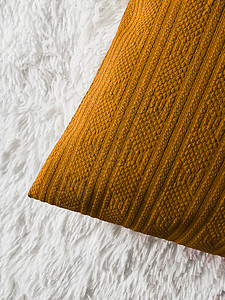 白色蓬松格子毯上的金色垫枕作为平躺背景卧室顶视图和家居装饰纺织品被子床罩格子羽绒被金子材料软垫礼帽橙子背景图片