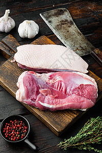 未煮熟的鸭片 生肉 在木切板上 用旧的切肉刀 在旧的深色木桌背景上 顶视图平躺背景