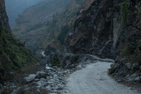 安纳布尔纳电路位于Marshyangdi河上Dharapani村的危险的山路弯曲山脉驾驶农村旅游森林高度悬崖背包电路小路背景