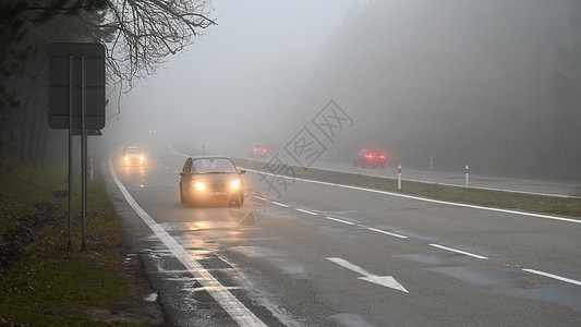 雾中风车恶劣天气驾驶雾蒙蒙的乡间小路 高速公路道路交通 冬季时间风暴挡风玻璃头灯车辆尾巴水器季节速度汽车下雨背景