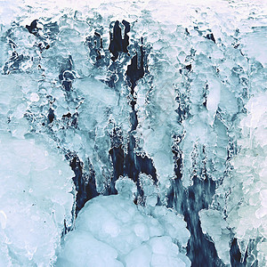 蓝色水晶冰瀑布冻结流 美丽的冬天自然背景 冬天的霜雪运动旅行天空场景摄影池塘季节瀑布流动岩石背景