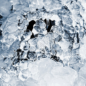 蓝色水晶冰瀑布冻结流 美丽的冬天自然背景 冬天的霜雪流动旅行季节风景冰柱石头运动摄影天空池塘背景