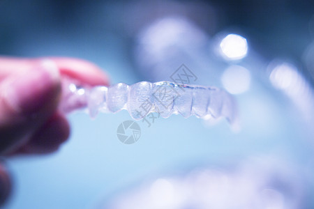 隐翅症清晰的假牙以对齐牙齿假肢仪器支撑技术矫正固定器保留者塑料牙医牙套背景