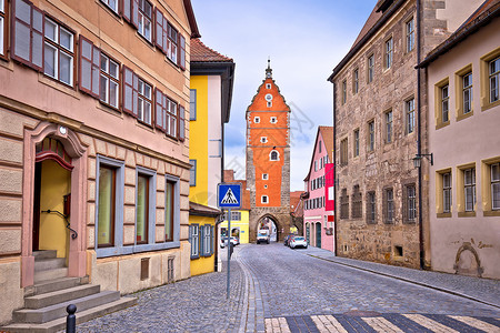 历史城镇Dinkelsbuhl多彩的街道和塔门风景高清图片