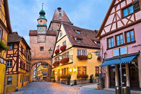 中世纪德国城市罗德堡的街道建筑夜视背景图片