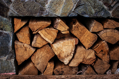 轻木背景 用于壁炉的切碎木柴位于用于生火材料的石室中 放置文本 设计和铭文模板装饰木板桌子控制板柱子松树橡木木地板木材木工背景图片