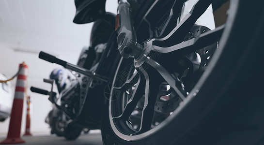 特写镜头在停车场停放的摩托车铝合金轮子 钢圈 摩托车 Mag 车轮 摩托车性能车轮和轮胎 镀铬盘式制动器和 abs 摩托车配件背景图片