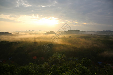 帕萨乔在泰国南部苏拉特萨尼省山峰的乔纳奈良朗寺庙风景下 日出雾中 海 Nai Luang山峰树木草地太阳阴霾阳光森林环境橙子天空场地背景