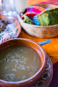 传统墨西哥羊肉汤和花彩桌布的玉米饼篮子高清图片